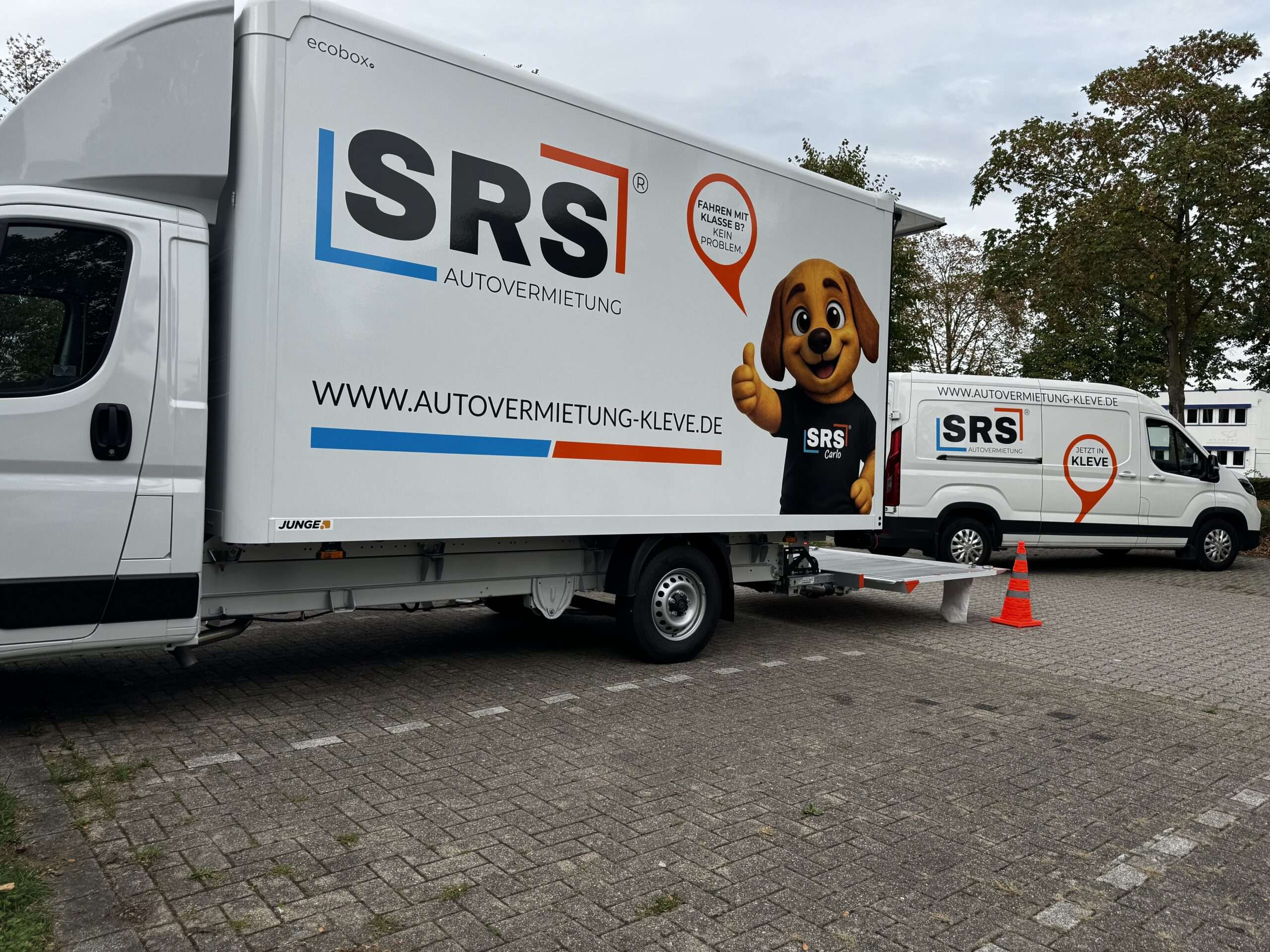 Transporter mieten in Kleve 7 Peugeot Boxer mit Kofferaufbau und Ladebordwand – jetzt bei SRS verfügbar